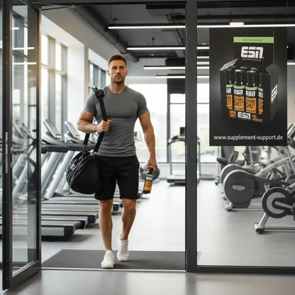 Muskulöser Mann mit Fitnessbag und ESN Pre Workout Shot im Fitnessstudio, Nahrungsergänzungsmittel