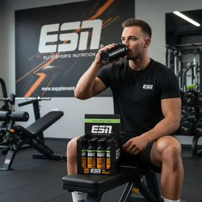 Mann trinkt ESN Crank Shot in Fitnessstudio, grüner Apfel Geschmack, Sportnahrung
