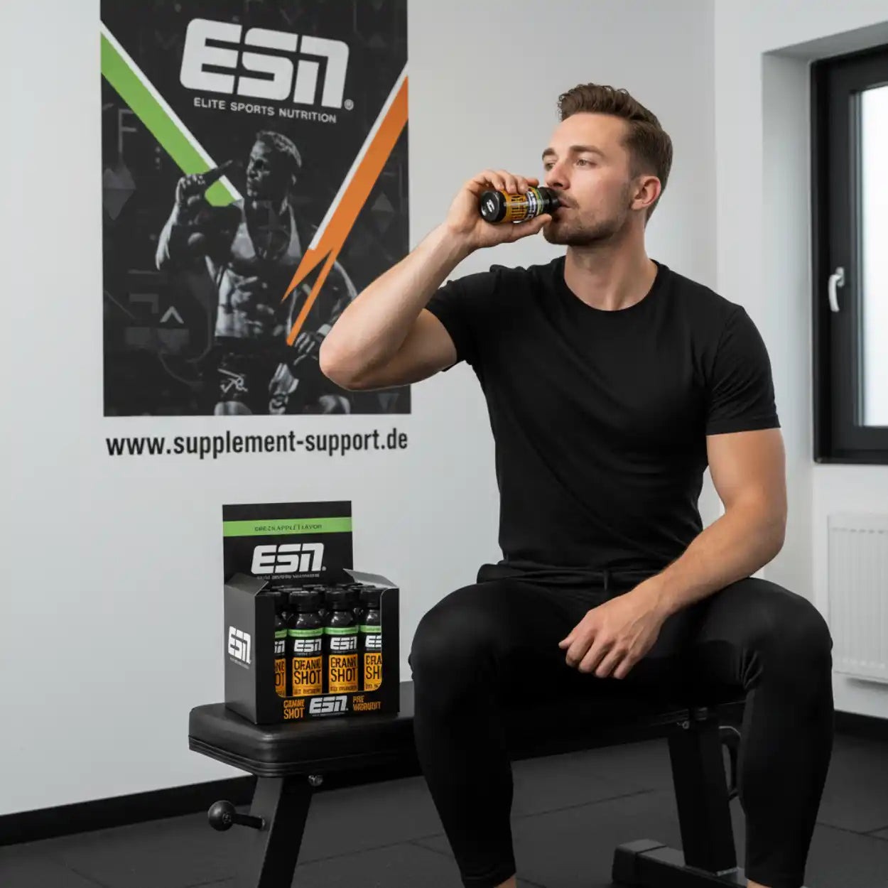 Mann trinkt ESN Energy Shot vor Training, ideal für Sportnahrung und Booster