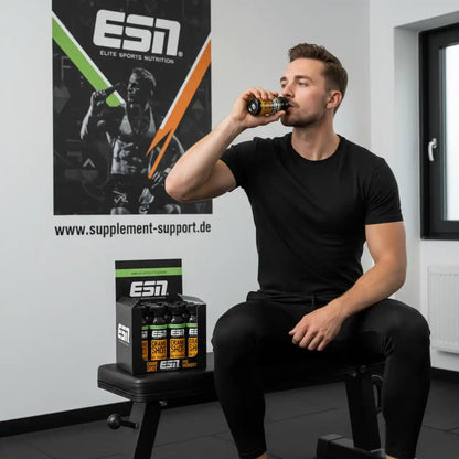 Mann trinkt ESN Energy Shot vor Training, ideal für Sportnahrung und Booster