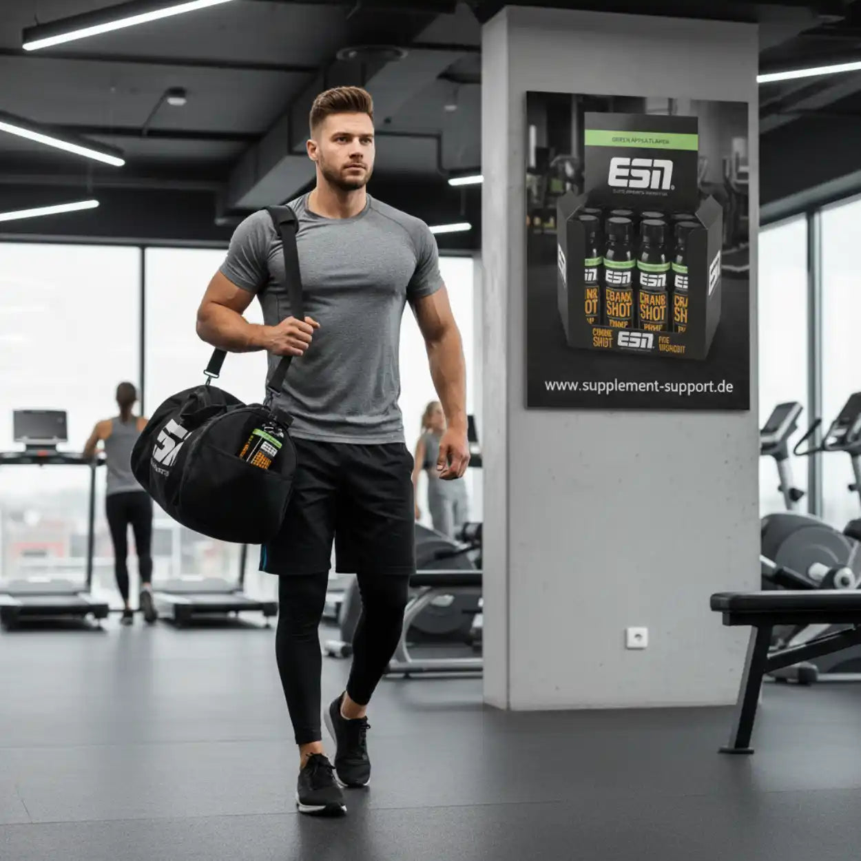 Muskulöser Mann mit Sporttasche im Fitnessstudio, ESN Booster Werbung im Hintergrund