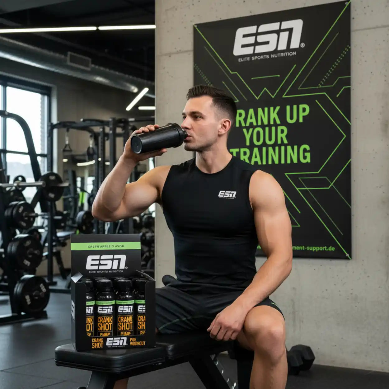 Muskulöser Mann trinkt ESN Crank Shot Booster im Fitnessstudio – Protein & Trainingssupport