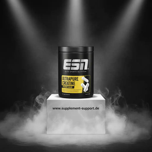 ESN Ultrapure Creatine Kapseln, schwarze Dose auf Podest im Nebel, Sportnahrung Supplement