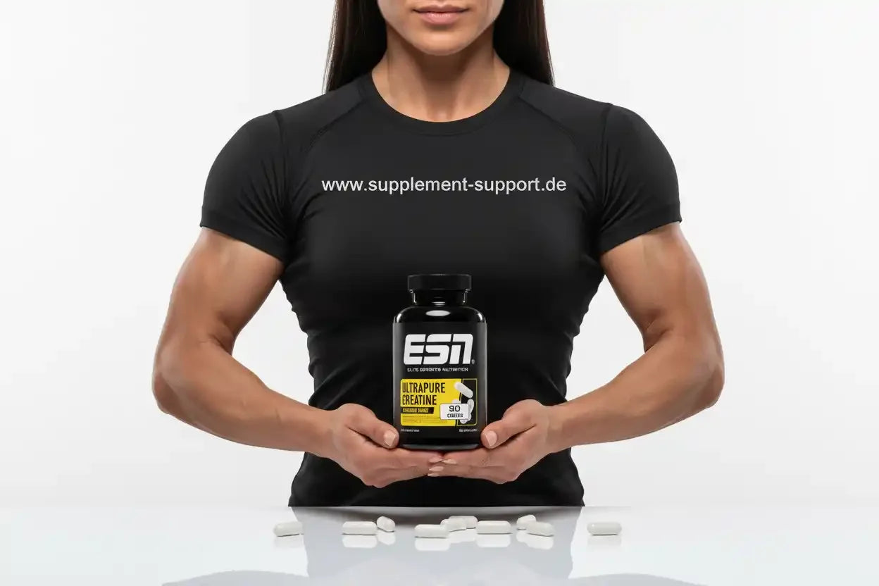 Muskelstarke Frau hält ESN Ultrapure Creatine-Flasche mit weißen Kapseln vor weißem Hintergrund