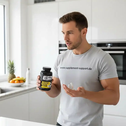 Mann mit ESN Ultrapure Creatine Kapseln in moderner Küche – Sportnahrung & Nahrungsergänzung