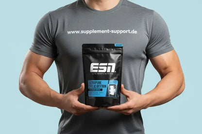 Muskulöser Mann hält ESN Ultrapure Cyclic Dextrin – Premium Sportnahrung für Fitness und Training
