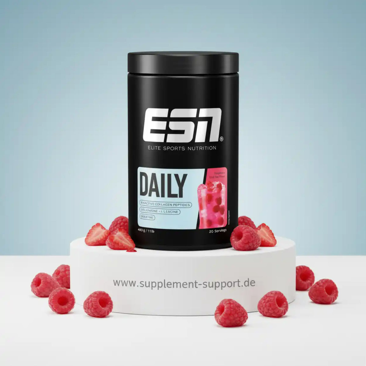 ESN Daily Bioaktive Kollagen Peptide Dose mit frischen Himbeeren auf weißem Podest