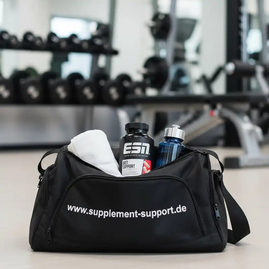 Sporttasche mit ESN Diet Support Supplement, Trinkflasche und Handtuch im Fitnessstudio