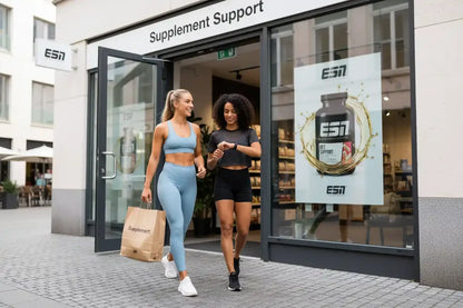 Zwei Frauen verlassen Supplement Support-Laden mit ESN-Produkten, Sportnahrung & Nahrungsergänzung