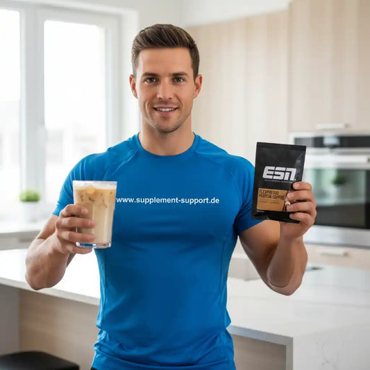Mann mit ESN Flexpresso Protein Coffee Probe und Eiskaffee in moderner Küche, Supplement Support Shirt