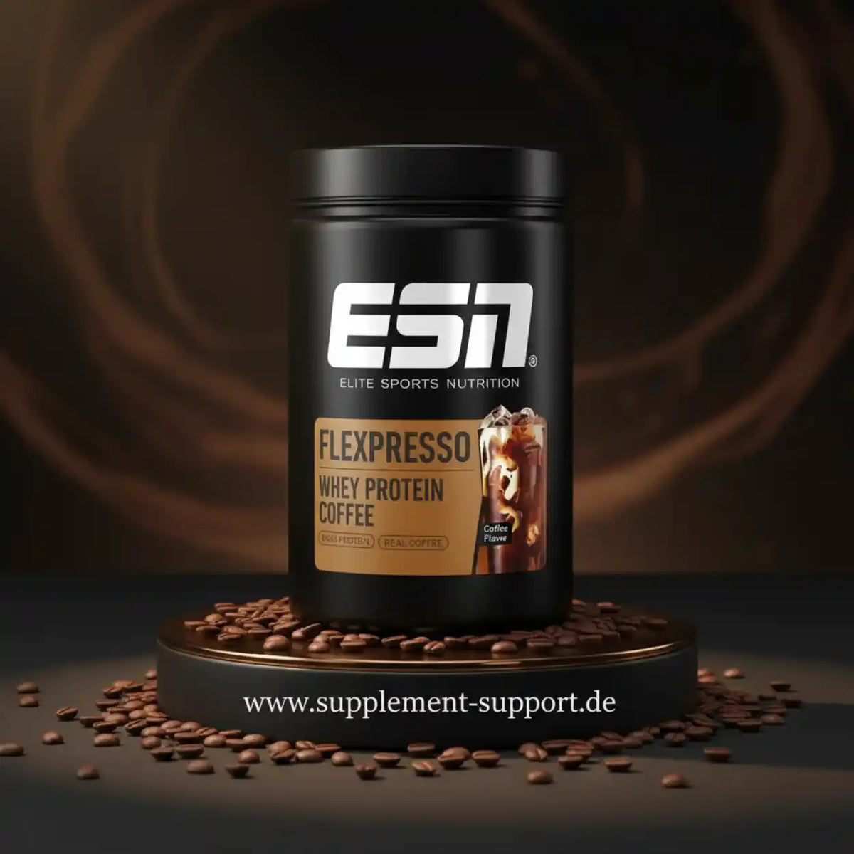 ESN Flexpresso Whey Protein Coffee Dose auf einem Bett aus Kaffeebohnen