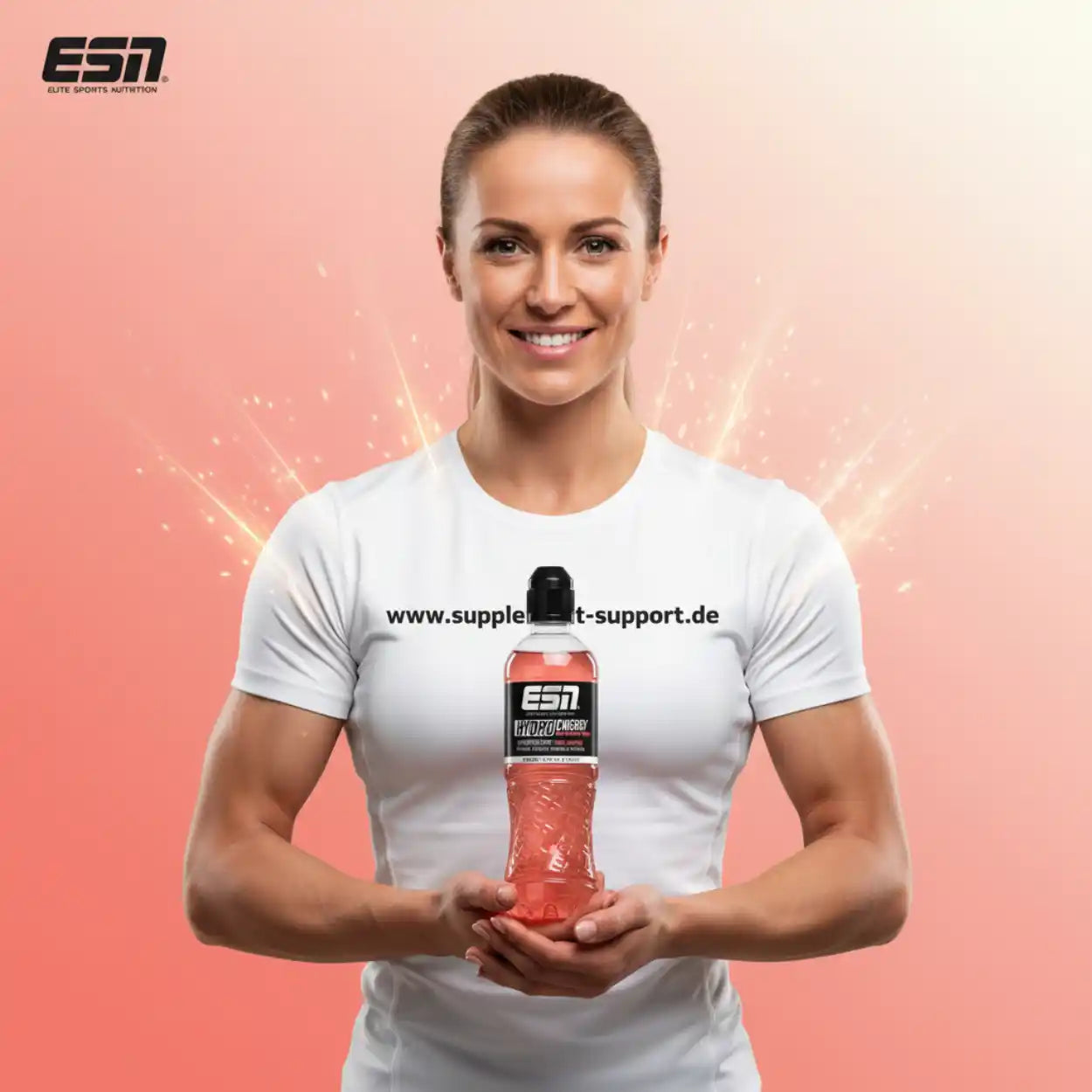 Frau hält ESN Hydro Energy Drink, Sportnahrung und Booster für Fitness und Training