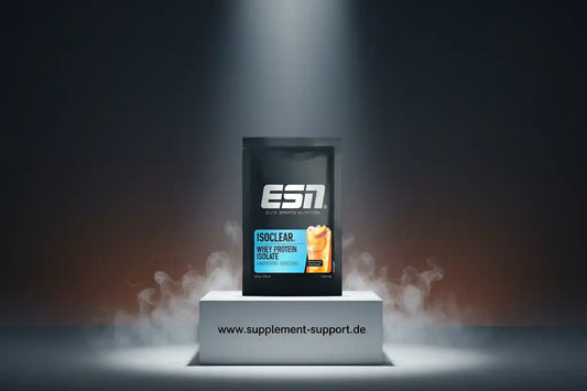 ESN Isoclear Whey Protein Isolate Probe 30g auf Podest mit Lichteffekt und Rauch