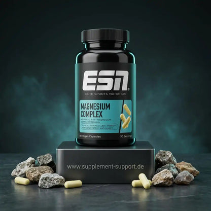 ESN Magnesium Complex 4-in-1 Nahrungsergänzungsmittel als vegane Kapseln auf dunklem Hintergrund