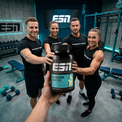 Vier Sportler im Fitnessstudio präsentieren das ESN Magnesium Complex Nahrungsergänzungsmittel.