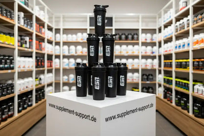 ESN Protein Shaker schwarz im Supplement Support Laden vor Regalen mit Sportnahrung
