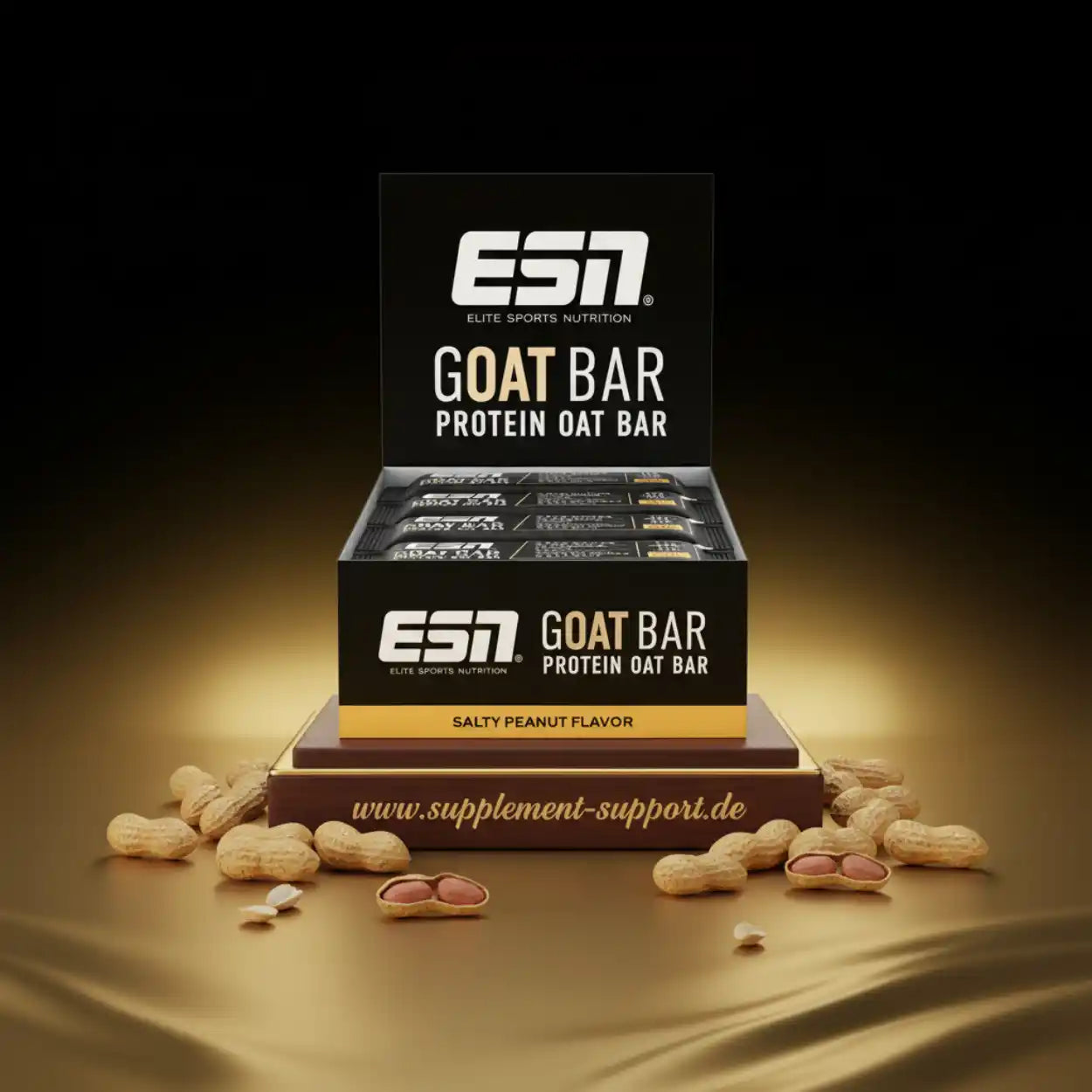 ESN Goat Bar Protein Oat Bar mit Salty Peanut Geschmack, umgeben von Erdnüssen auf goldener Oberfläche