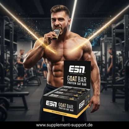 Muskulöser Mann isst ESN Goat Bar Protein Oat Bar im Fitnessstudio, Salty Peanut Flavor