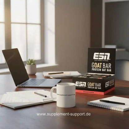 ESN Goat Bar Protein Oat Bar Beeren Geschmack auf Schreibtisch mit Laptop und Tasse