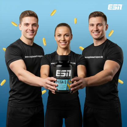 Drei Personen halten eine Dose ESN Omega-3 Kapseln vor blauem Hintergrund.
