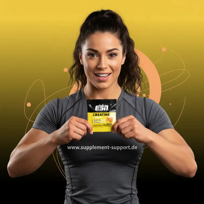 Frau hält ESN Creatine Gummies Pfirsich – Nahrungsergänzung für Sportler, Protein & Booster