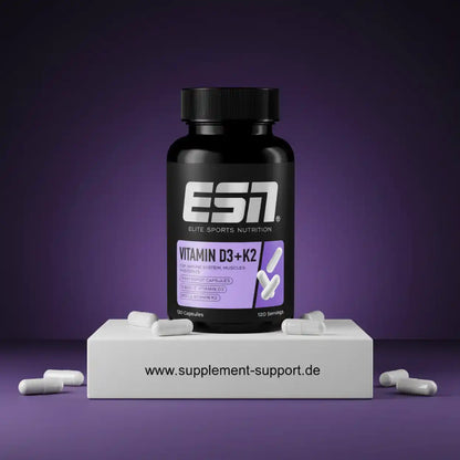 ESN Vitamin D3+K2 Kapseln Nahrungsergänzungsmittel auf weißem Podest vor lila Hintergrund