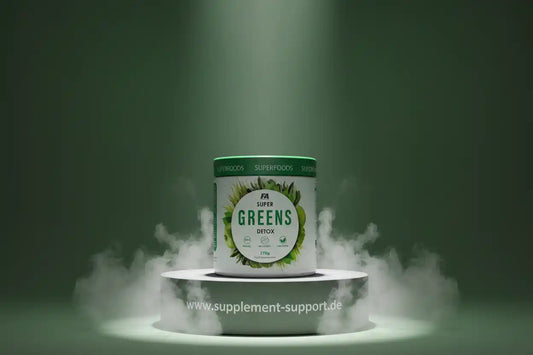 FA Super Greens Detox Pulver, 270g, Superfoods Nahrungsergänzung auf grünem Podest mit Nebel.