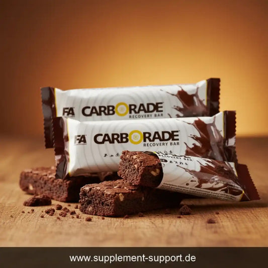 FA Nutrition Carborade Recovery Bars in Verpackung und als Schokoladenriegel auf Holzgrund.
