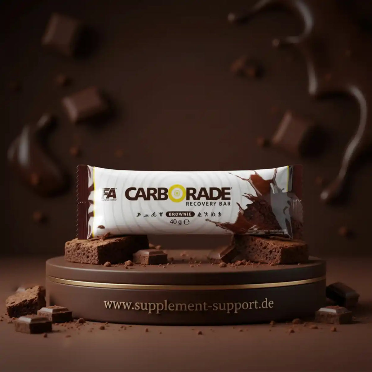 FA Nutrition Carborade Recovery Bar in Brownie-Geschmack auf einem Podest mit Schokoladenstücken.