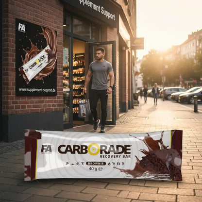 FA Nutrition Carborade Recovery Bar Brownie vor einem Supplement-Support Geschäft.