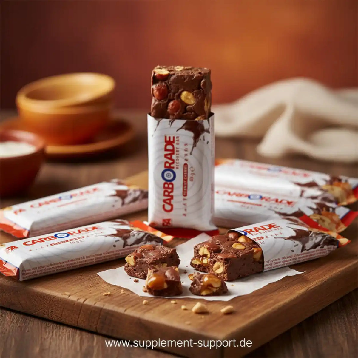 FA Nutrition Carborade Recovery Bar Schokoladenriegel mit Nüssen auf Holzuntergrund