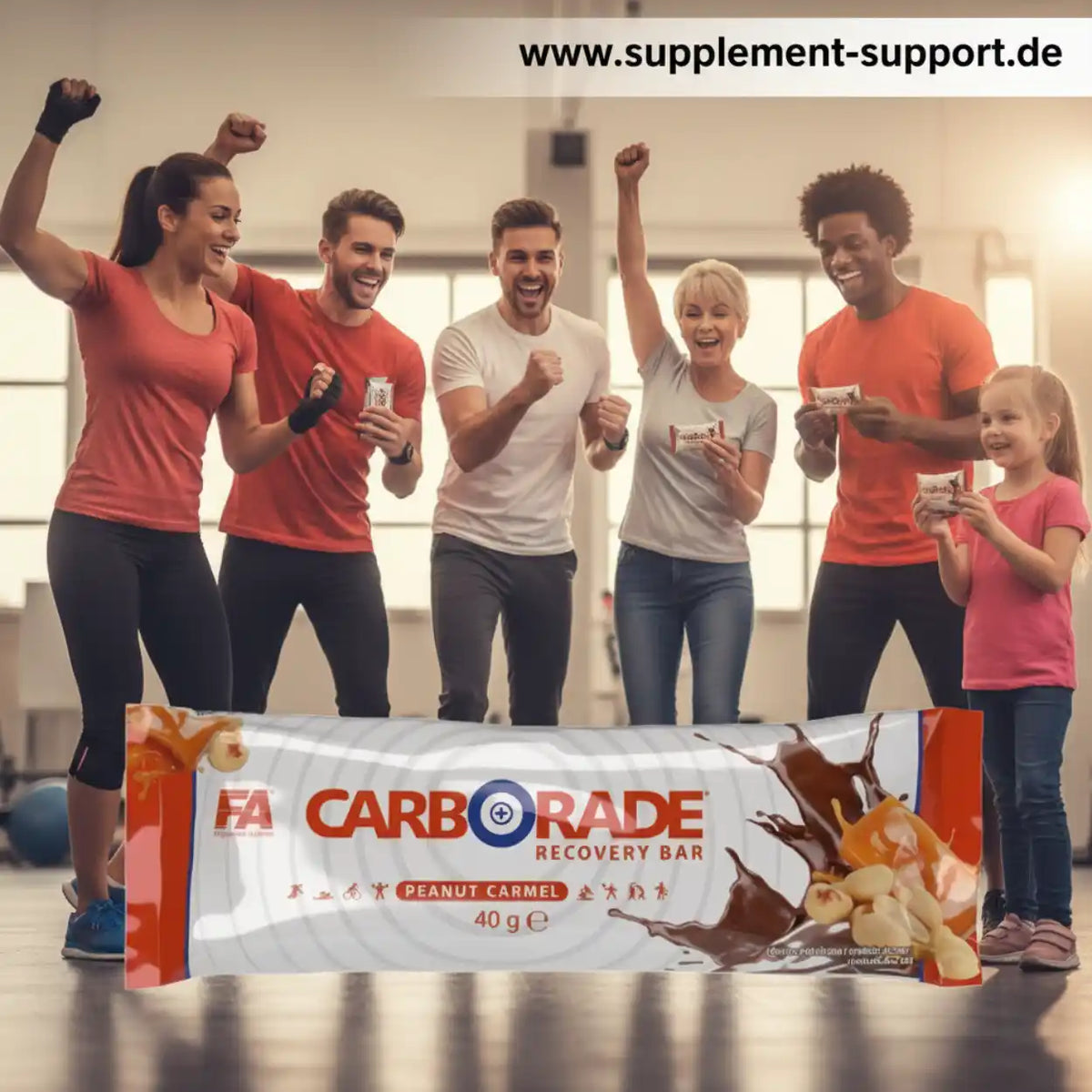 FA Nutrition Carborade Recovery Bar Peanut Carmel mit einer Gruppe glücklicher Menschen im Gym.
