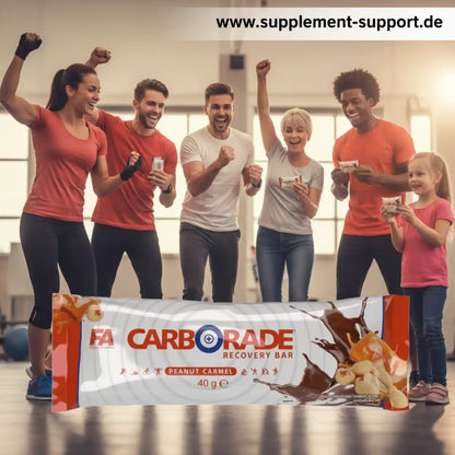 FA Nutrition Carborade Recovery Bar Peanut Carmel mit einer Gruppe glücklicher Menschen im Gym.