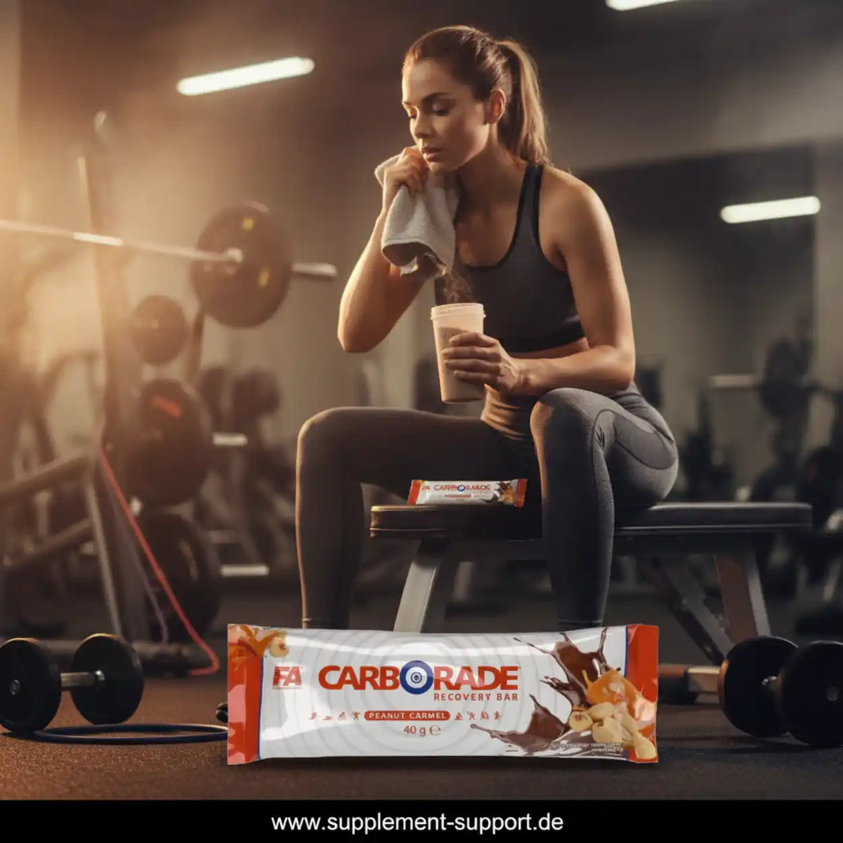 FA Nutrition Carborade Recovery Bar Peanut Caramel vor einer Sportlerin im Fitnessstudio