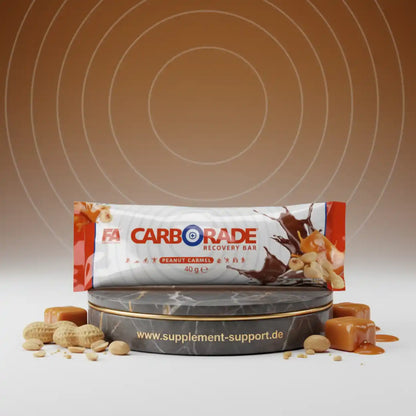 FA Nutrition Carborade Recovery Bar in Erdnuss-Karamell Geschmack auf Marmorsockel
