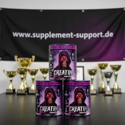 Drei Dosen Kreatin Pulver mit auffälligem Totenkopf-Design vor Pokalen und Banner
