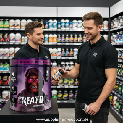 Zwei Männer in Sportnahrungsgeschäft mit Creatine-Dose von Skull Labs vor Regal mit Supplements.