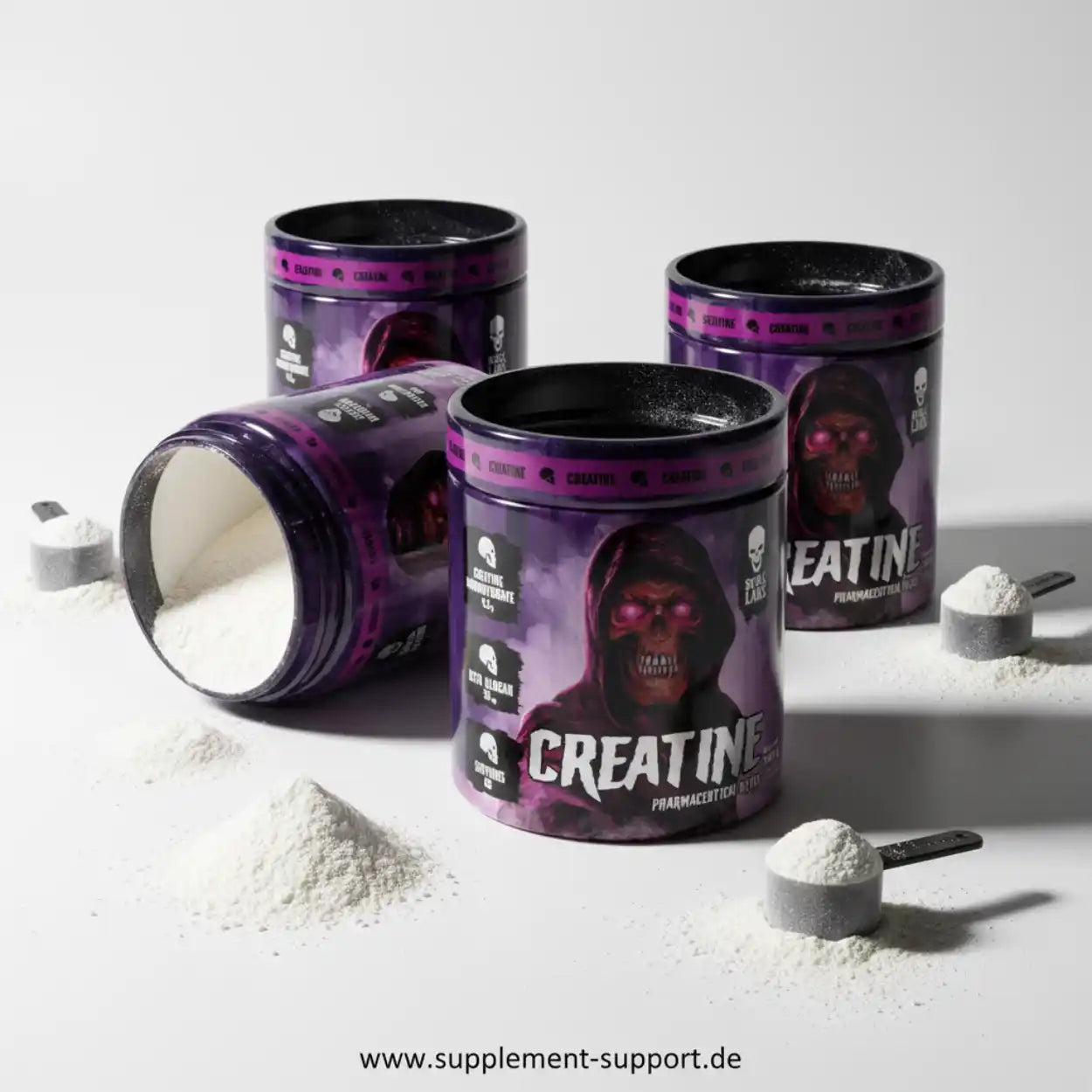 Kreatin Pulver Dose mit lila Design, Pulvermengen und Messlöffel auf weißem Hintergrund