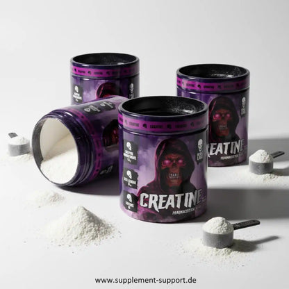 Kreatin Pulver Dose mit lila Design, Pulvermengen und Messlöffel auf weißem Hintergrund