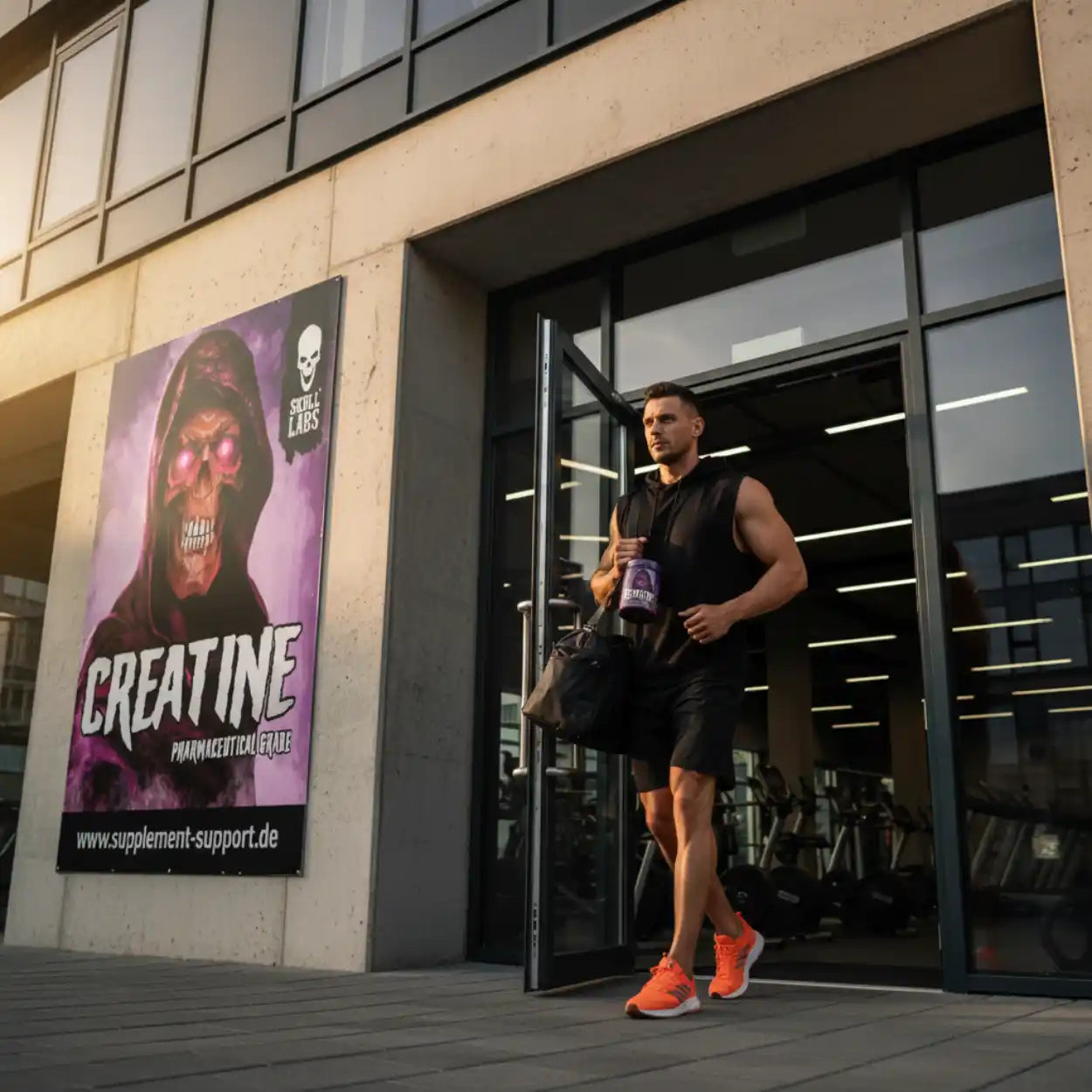 Sportlicher Mann mit Creatine-Pulver verlässt Fitnessstudio, großes Creatine-Poster an Wand
