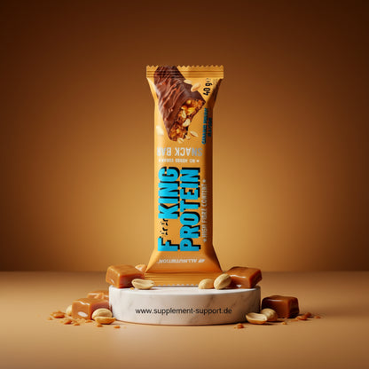 King Protein Snack Bar mit hoher Faser- und Proteingehalt, umgeben von Karamell und Erdnüssen
