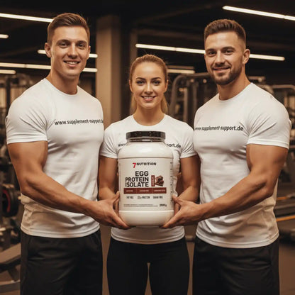 Eiweißpulver Egg Protein Isolate von 7 Nutrition, gehalten von drei Sportlern im Fitnessstudio