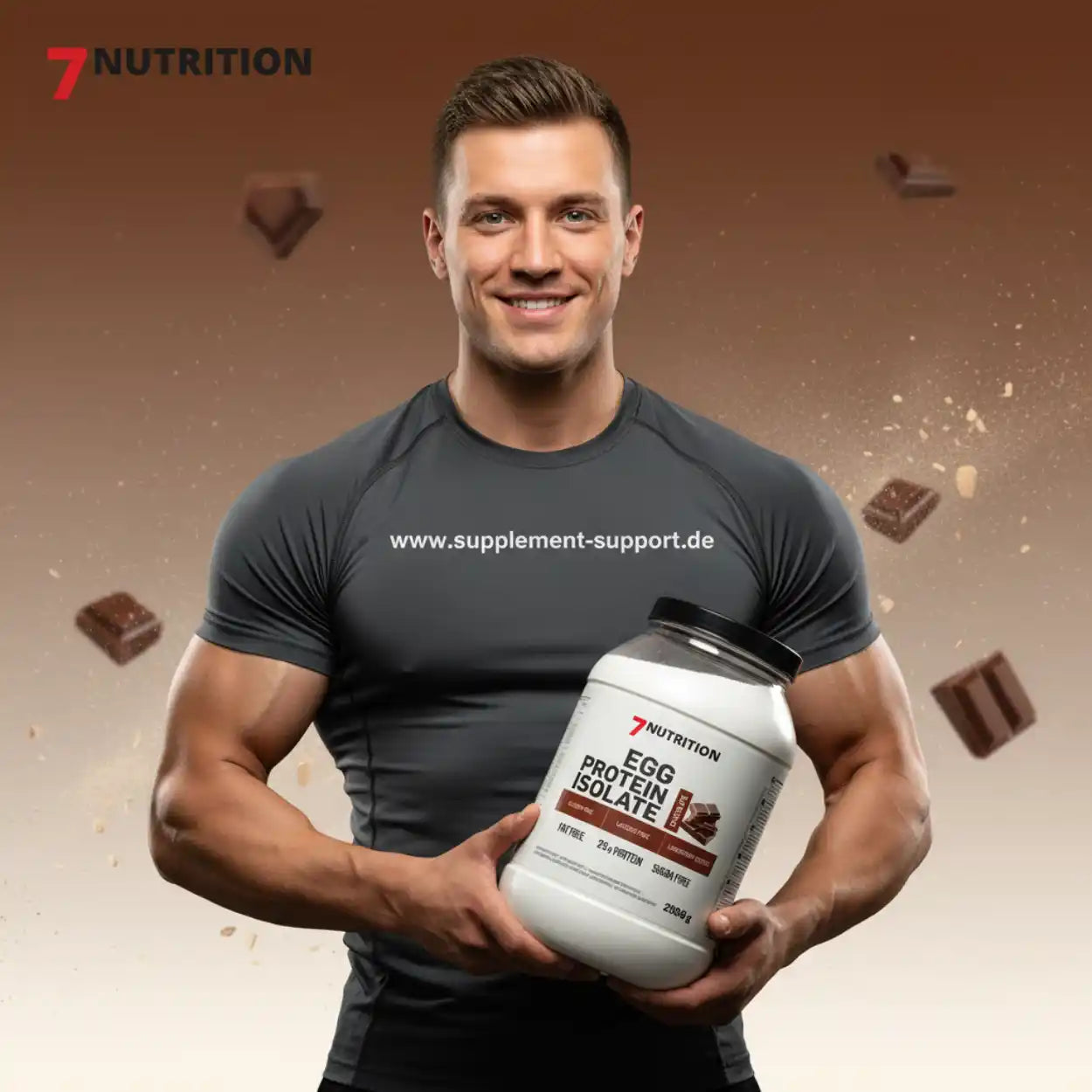 Muskulöser Mann mit 7Nutrition Eiweißpulver, Proteinisolat für Sportler, Schokoladengeschmack