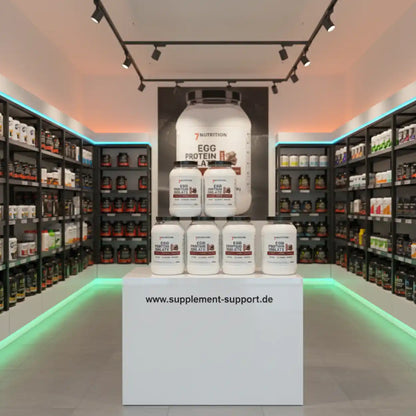 Eiweißpulver Egg Protein Isolate in moderner Supplement-Shop-Auslage mit Beleuchtung und Regalen