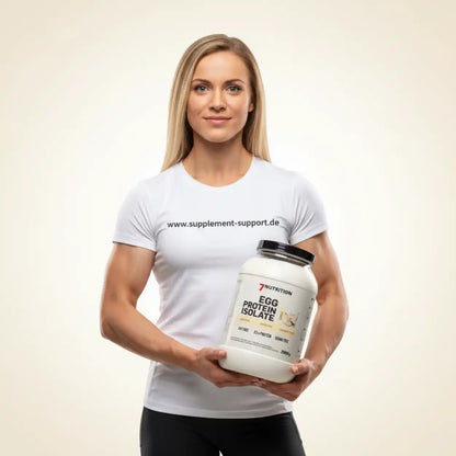 Frau hält 7Nutrition Eiweißpulver, Protein Isolat für Sportler, fett- und zuckerfrei