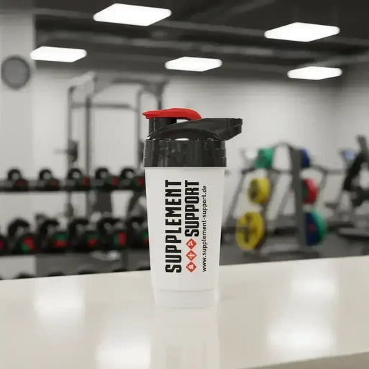 Supplement Support Shaker 700ml weiß-schwarz, Fitnessstudio, Trainingszubehör, Hanteln im Hintergrund