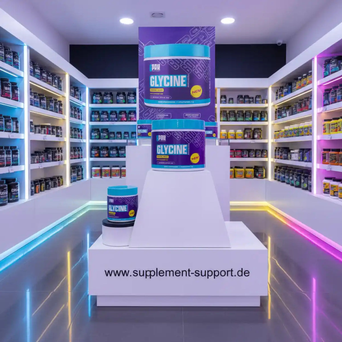 Glycine Nahrungsergänzungsmittel im modernen Supplement-Shop mit farbiger Beleuchtung und Regalen voller Proteine & Booster