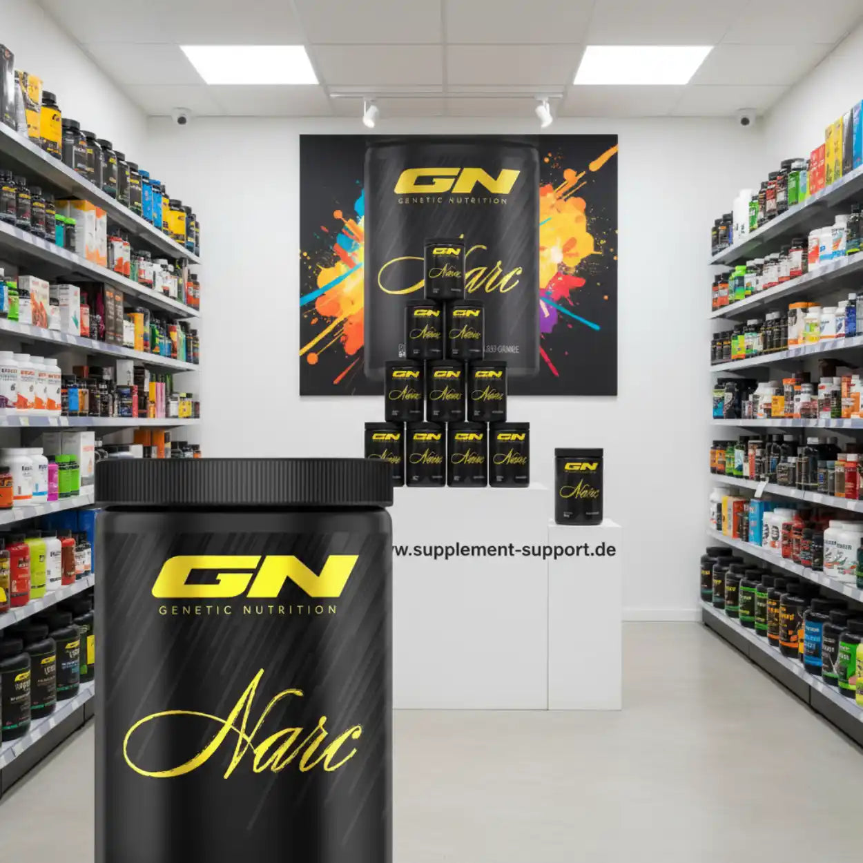 GN Genetic Nutrition Narc Protein-Booster im Supplement-Shop mit Regalen voller Nahrungsergänzungsmittel