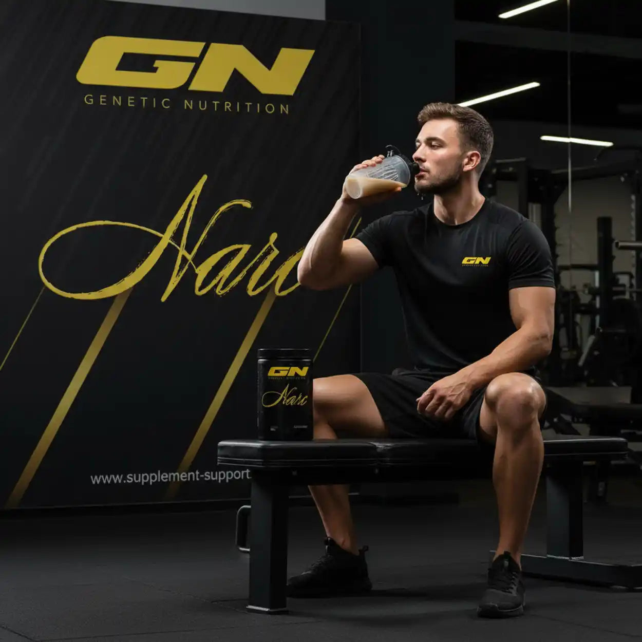 Mann trinkt GN Narc Proteinshake im Fitnessstudio – Nahrungsergänzung für Sportler