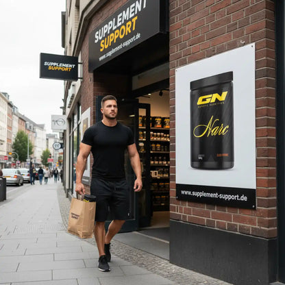 Muskulöser Mann mit Einkaufstüte vor Supplement Support Shop, GN Narc Protein